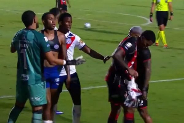 Cacá pegou a camisa de Jean Lucas após a comemoração (Foto: Reprodução)