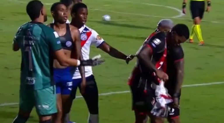 Cacá pegou a camisa de Jean Lucas após a comemoração (Foto: Reprodução)