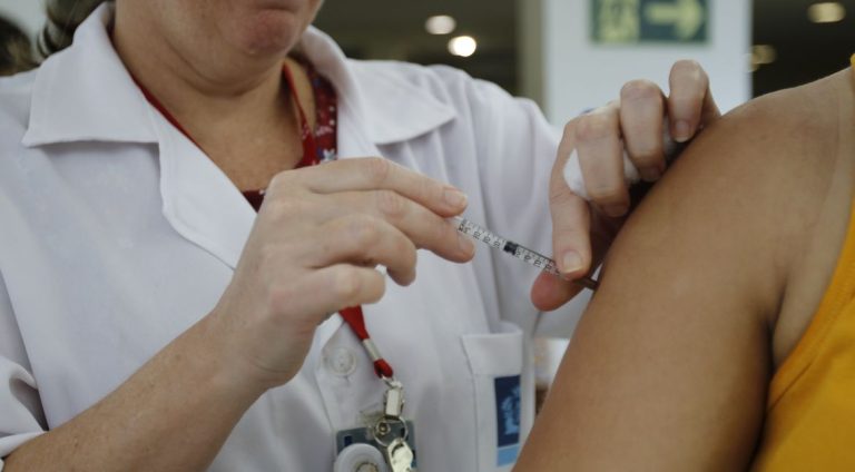 Brasil realiza dia D de vacinação neste sábado