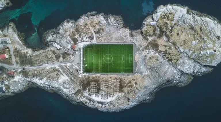 campos-futebol-espetaculares-_henningsvr-lofoten-noruega