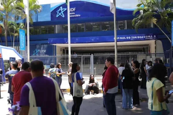 candidatos-que-irao-fazer-a-prova-nesse-primeiro-dia-de-enem-aguardam-a-abertura-dos-portoes-3002784-article