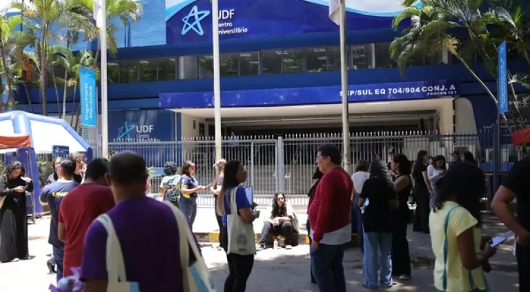 candidatos-que-irao-fazer-a-prova-nesse-primeiro-dia-de-enem-aguardam-a-abertura-dos-portoes-3002784-article