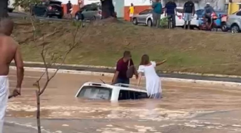 carro-engolido