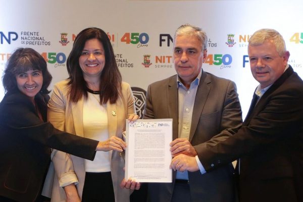 Entrega da carta com diretrizes para estruturação de políticas de prevenção e gestão de desastre das cidades. Foto: Alex Ramos/Prefeitura de Niterói