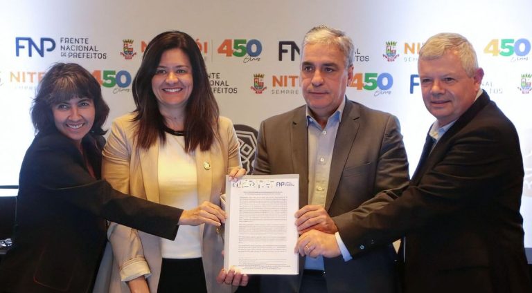 Entrega da carta com diretrizes para estruturação de políticas de prevenção e gestão de desastre das cidades. Foto: Alex Ramos/Prefeitura de Niterói