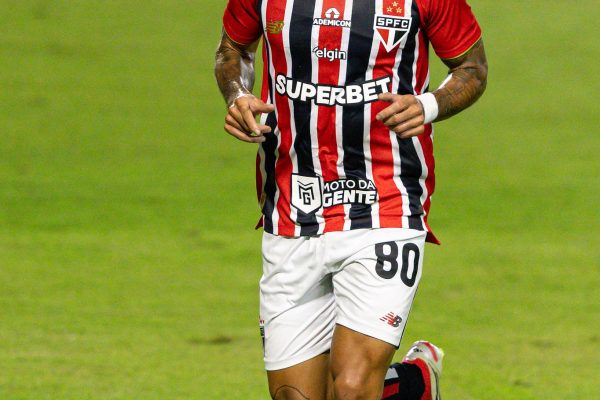 CURITIBA, BRAZIL - FEBRUARY 25: Cauly of São Paulo looks on during a Brasileirao 2026 match between Coritiba and Sao Paulo at Couto Pereira Stadium on February 25, 2026 in Curitiba, Brazil. (Photo by Rodolfo Buhrer/Sports Press Photo/Getty Images)