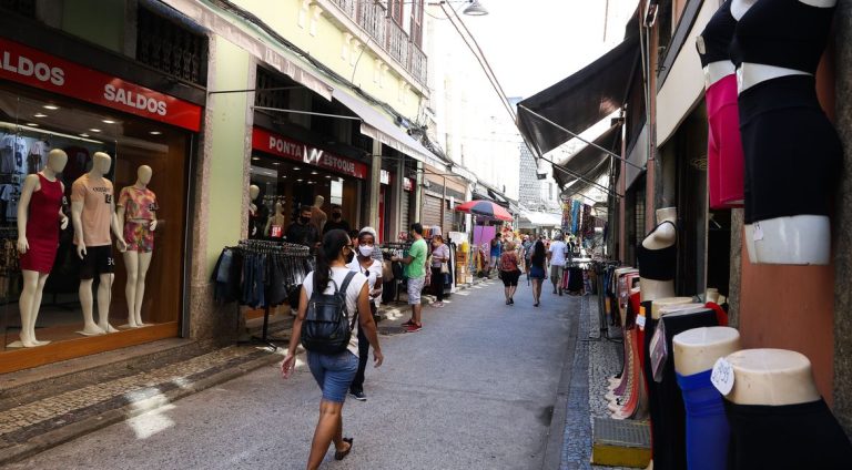 Comércio na SAARA (Sociedade de Amigos das Adjacências da Rua da Alfândega), centro da cidade.  Comércio não essencial está autorizado a reabrir a partir de hoje (9) na cidade do Rio de Janeiro depois de duas semanas fechados devido à pandemia de Covid-19.