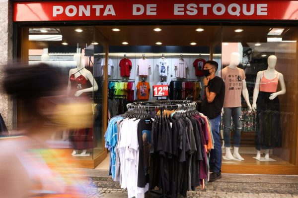 Comércio na SAARA (Sociedade de Amigos das Adjacências da Rua da Alfândega), centro da cidade.  Comércio não essencial está autorizado a reabrir a partir de hoje (9) na cidade do Rio de Janeiro depois de duas semanas fechados devido à pandemia de Covid-19.