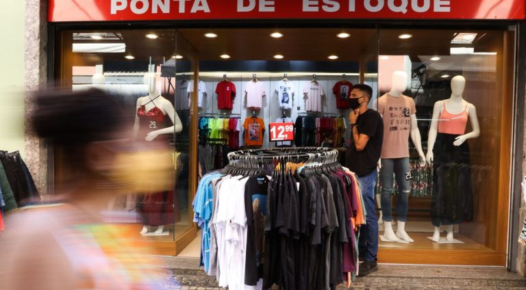Comércio na SAARA (Sociedade de Amigos das Adjacências da Rua da Alfândega), centro da cidade.  Comércio não essencial está autorizado a reabrir a partir de hoje (9) na cidade do Rio de Janeiro depois de duas semanas fechados devido à pandemia de Covid-19.