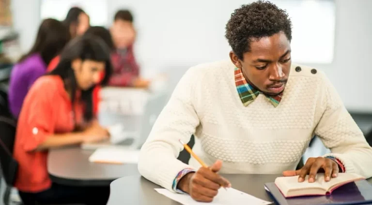 concurso-publico-concurso-exame-prova-teste-homem-negro-homem-estudando-1461950614431_v2_900x506.jpg