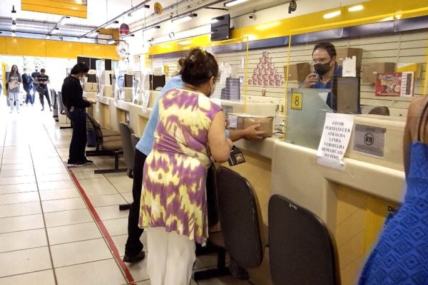 Caminhão dos Correios com entregas de pedidos online