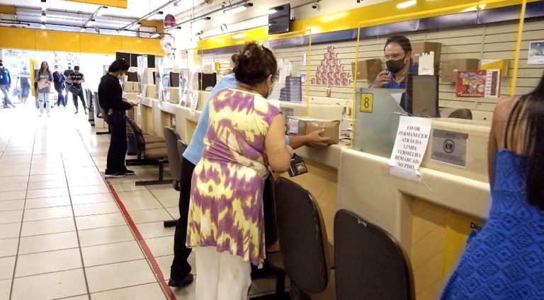 Caminhão dos Correios com entregas de pedidos online