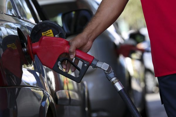 Brasilienses enfrentam até 4km de filas para abastecer em posto de combustíveis que vende gasolina a R$ 2,98 como parte do Dia da Liberdade de Impostos (DLI).