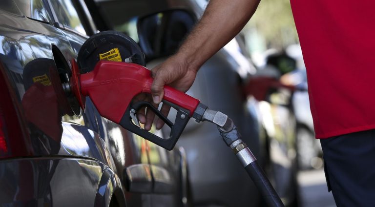 Brasilienses enfrentam até 4km de filas para abastecer em posto de combustíveis que vende gasolina a R$ 2,98 como parte do Dia da Liberdade de Impostos (DLI).