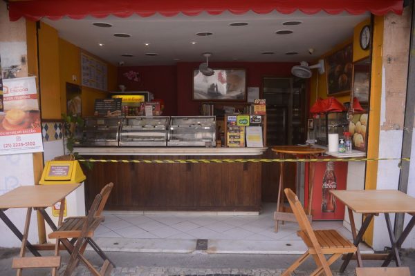 Lanchonetes, bares e restaurates do Rio de Janeiro reabrem hoje(2) com restrição de horário, lotação e distância entre mesas.