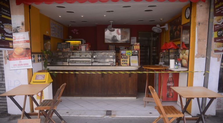 Lanchonetes, bares e restaurates do Rio de Janeiro reabrem hoje(2) com restrição de horário, lotação e distância entre mesas.