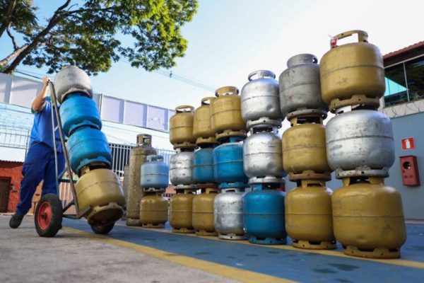 economia-preco-do-gas-de-cozinha-em-bh-gas-e-cozinha-gas-glp-politica-de-precos-da-petrobras-petrobras-1708497295-768x512