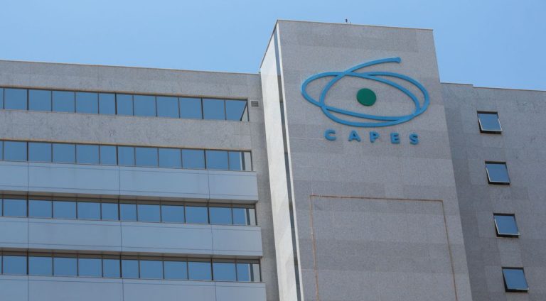 Fachada do edifício-sede da Coordenação de Aperfeiçoamento de Pessoal de Nível Superior (Capes)