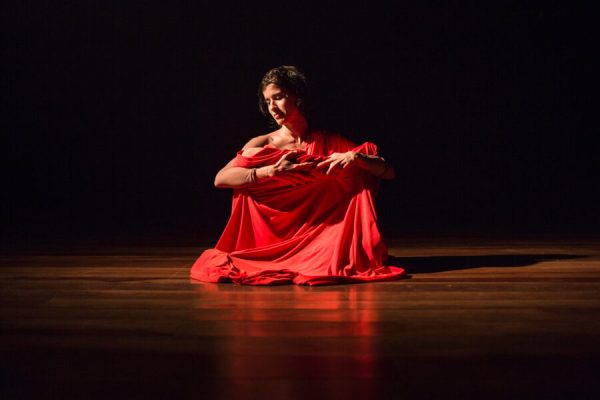 SALVADOR, BAHIA, BRASIL. 30-09-2025. Pre-estreia do espetáculo EM CARNE VIVA, da artista Mirela Franca, no Teatro Experimental da Escola de Dança da Universidade Federal da Bahia, durante a defesa de sua dissertação de mestrado junto ao Programa de Pós-graduação em Dança - PRODAN).  (Foto: Pedro Silveira)