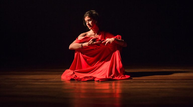 SALVADOR, BAHIA, BRASIL. 30-09-2025. Pre-estreia do espetáculo EM CARNE VIVA, da artista Mirela Franca, no Teatro Experimental da Escola de Dança da Universidade Federal da Bahia, durante a defesa de sua dissertação de mestrado junto ao Programa de Pós-graduação em Dança - PRODAN).  (Foto: Pedro Silveira)