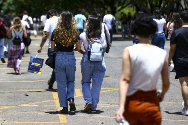 Candidatos comparecem a local de prova para a primeira etapa do Exame Nacional do Ensino Médio (Enem) 2022.