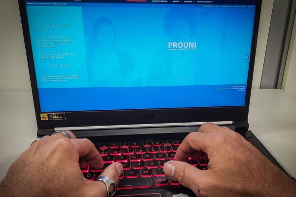 Brasília - 27/06/2023 - O Programa Universidade Para Todos (Prouni) oferta bolsas de estudo, integrais e parciais (50% do valor da mensalidade do curso), em cursos de graduação e sequenciais de formação específica, em instituições de educação superior privadas. As inscrições podem ser feitas pelo celular ou pelo computador. Foto: Juca Varella/Agência Brasil