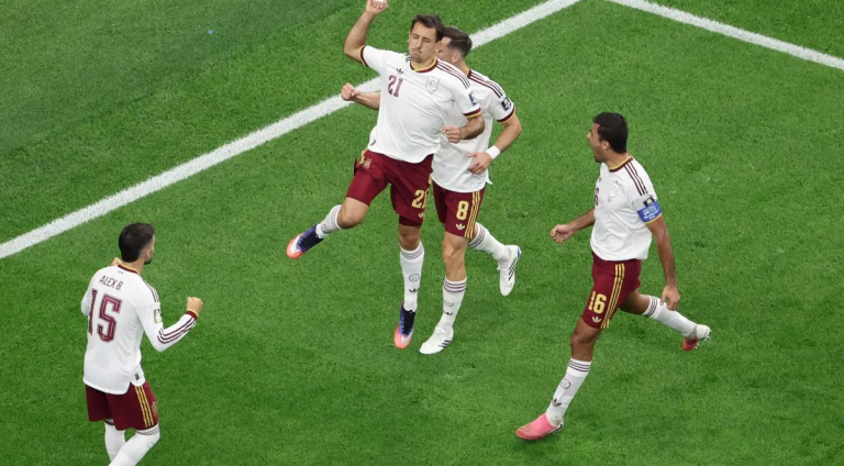 Oyarzabal comemora gol da Espanha