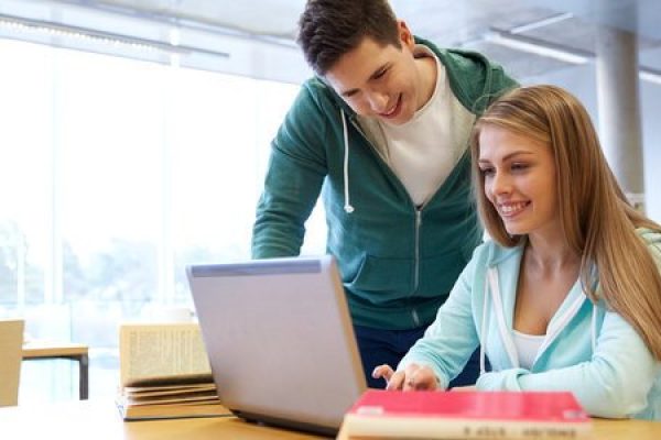 estudando-computador-estudante-aluno-tecnologia-notebook