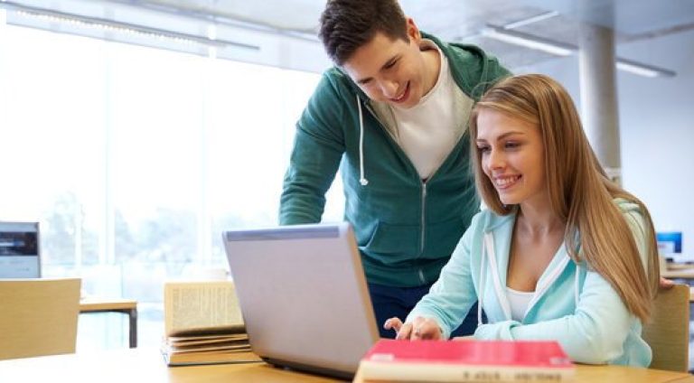 estudando-computador-estudante-aluno-tecnologia-notebook