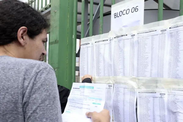 estudante_confere_lista_do_enem_-_foto_valter_campanato-arquivo_agencia_brasil_0