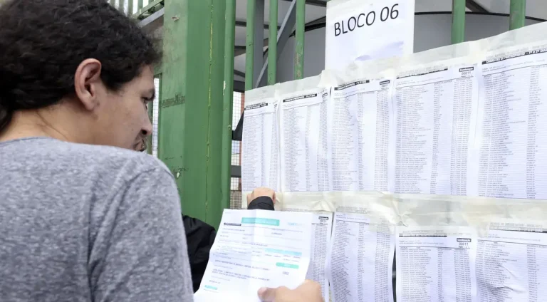 estudante_confere_lista_do_enem_-_foto_valter_campanato-arquivo_agencia_brasil_0
