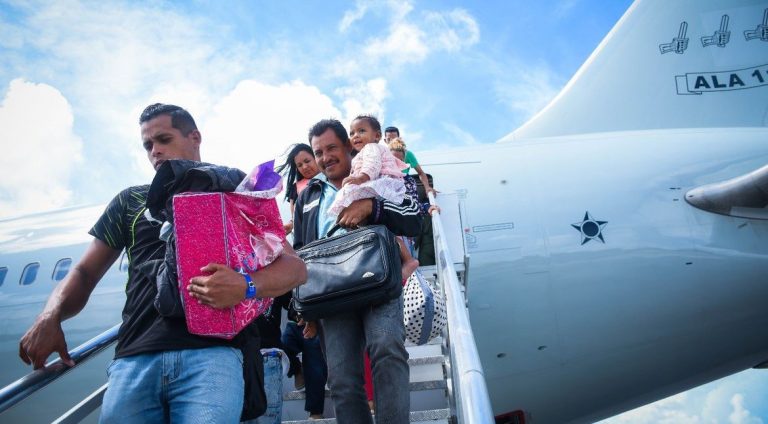 Venezuelanos contemplados pela Operação Acolhida desembarcando. (Acnur / Divulgação)