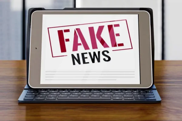 front-view-laptop-desk-with-fake-news_0