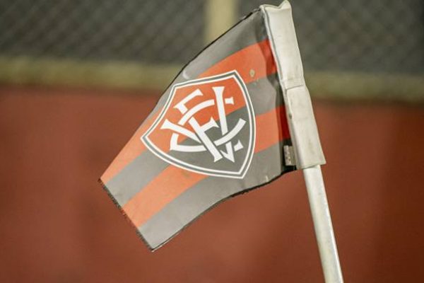 futebolbahiano.org-vitoria-pode-ter-greve-de-jogadores-da-base-por-salarios-atrasados-bandeira-do-vitoria-1