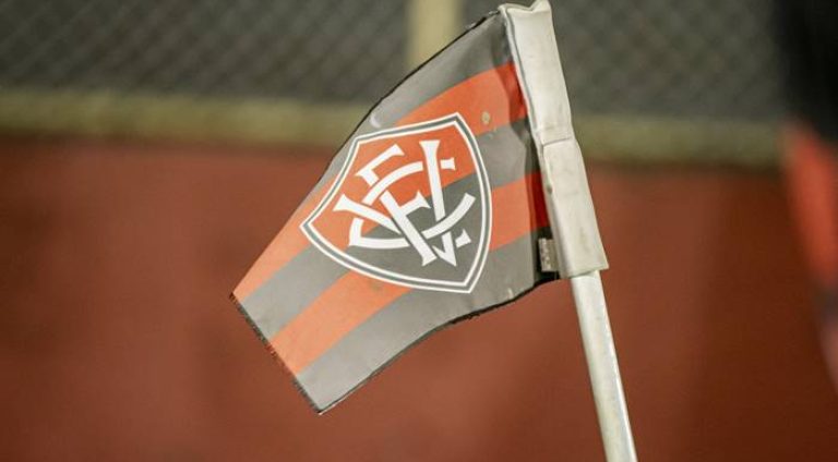 futebolbahiano.org-vitoria-pode-ter-greve-de-jogadores-da-base-por-salarios-atrasados-bandeira-do-vitoria-1