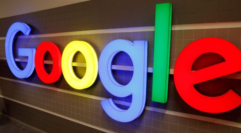 Logotipo do Google é exibido dentro de um prédio de escritórios em Zurique, Suíça.