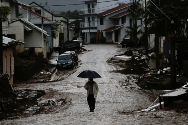 homem-caminha-em-rua-destruida-por-enchente-no-rio-grande-do-sul-19753_800x450
