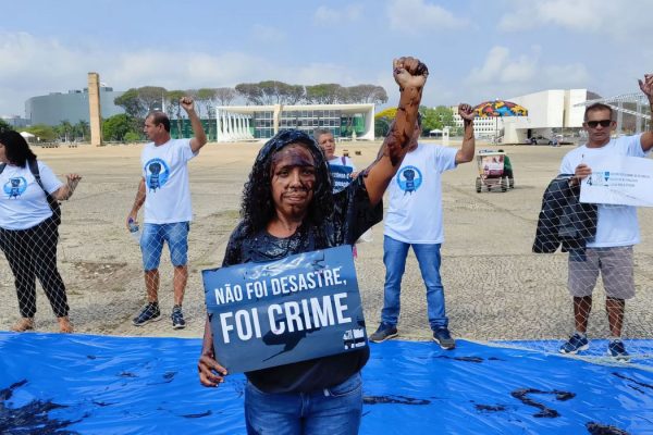 Brasília, 29/08/2023, Pescadores e pescadoras artesanais participam de ato em frente ao Palácio do Planalto para rememorar os 4 anos do crime do petróleo e para reivindicar reparação
. Foto: Henrique Cavalheiro/Divulgação