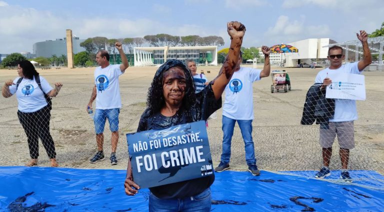 Brasília, 29/08/2023, Pescadores e pescadoras artesanais participam de ato em frente ao Palácio do Planalto para rememorar os 4 anos do crime do petróleo e para reivindicar reparação
. Foto: Henrique Cavalheiro/Divulgação