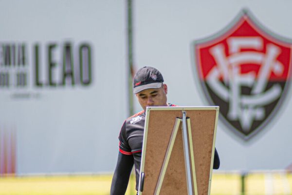 Jair Ventura comandou treino após o Ba-Vi (Foto: Victor Ferreira / EC Vitória)