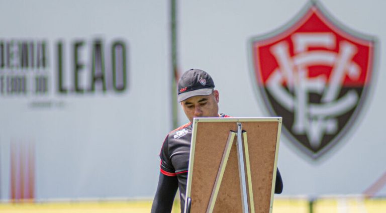 Jair Ventura comandou treino após o Ba-Vi (Foto: Victor Ferreira / EC Vitória)