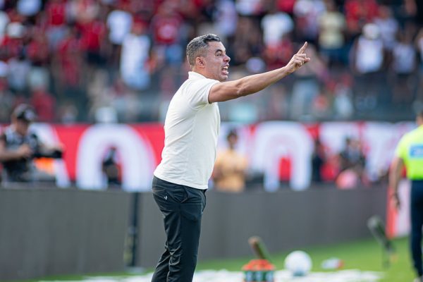 Jair Ventura passa instruções no Barradão (Foto: Victor Ferreira/ EC Vitória)