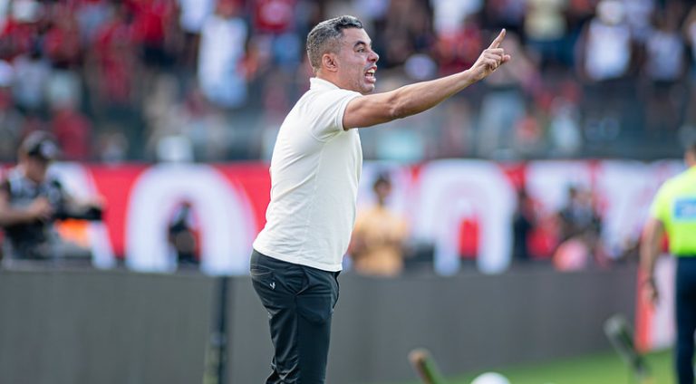 Jair Ventura passa instruções no Barradão (Foto: Victor Ferreira/ EC Vitória)
