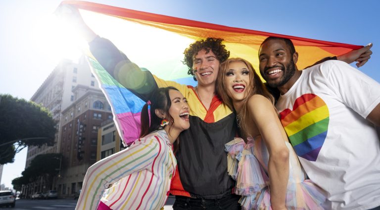 jovens-comemorando-o-mes-do-orgulho