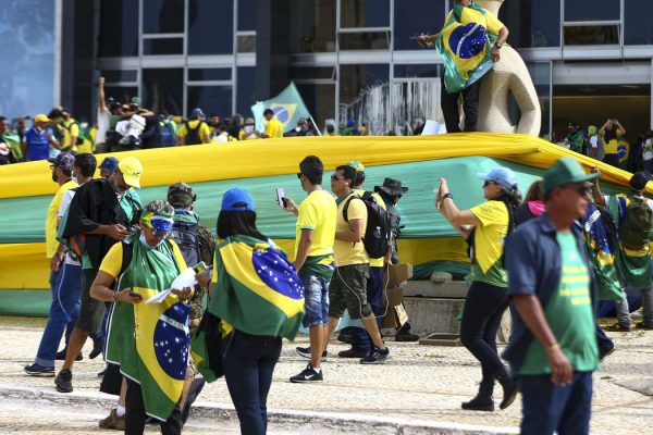 Manifestantes invadem Congresso, STF e Palácio do Planalto.