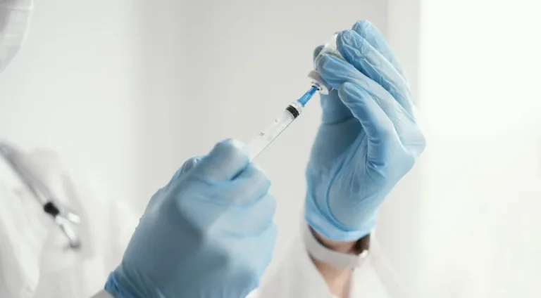 medico-preparando-uma-vacina-para-um-paciente