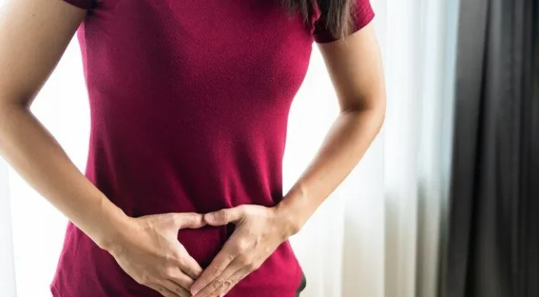 mulher-com-dor-de-estomago-dolorosa-em-casa-gastrite-cronica-conceito-de-distensao-abdominal_61573-3333 (1)