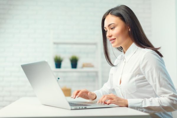 mulher-de-negocios-trabalhando-no-escritorio_93675-38602