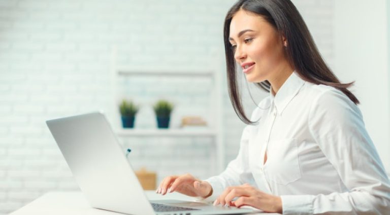 mulher-de-negocios-trabalhando-no-escritorio_93675-38602