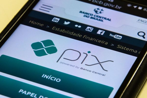Pix é o pagamento instantâneo brasileiro. O meio de pagamento criado pelo Banco Central (BC) em que os recursos são transferidos entre contas em poucos segundos, a qualquer hora ou dia. É prático, rápido e seguro.